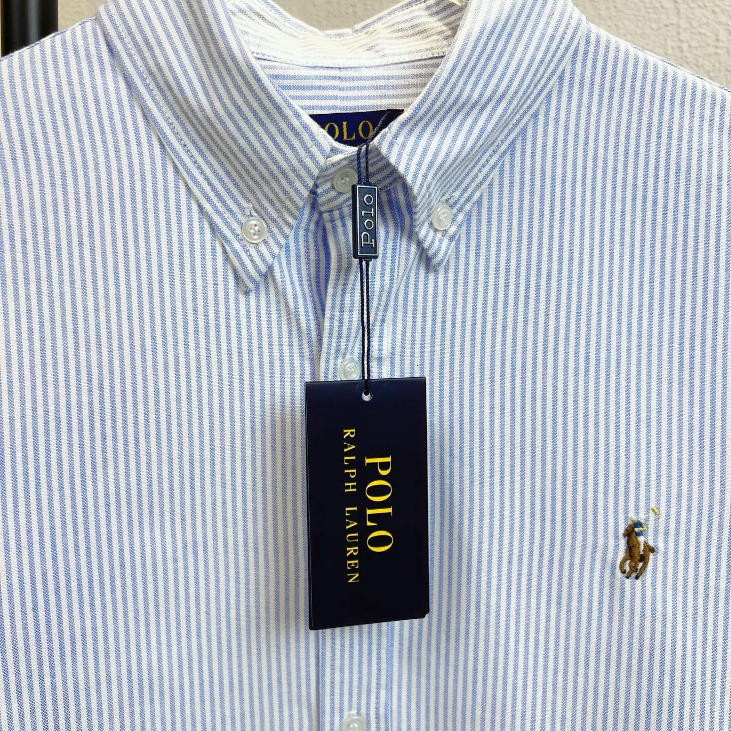 P220 model number All fabric accessories are original and benchmarked. The precise and high-quality jacquard craftsmanship makes the fabrics integrated into one. The upper body is soft and comfortable, extremely delicate, the hand feels solid, smooth and soft. The fabric does not wrinkle, and the hand feel is invincible. Perfect details. Size: S-XL